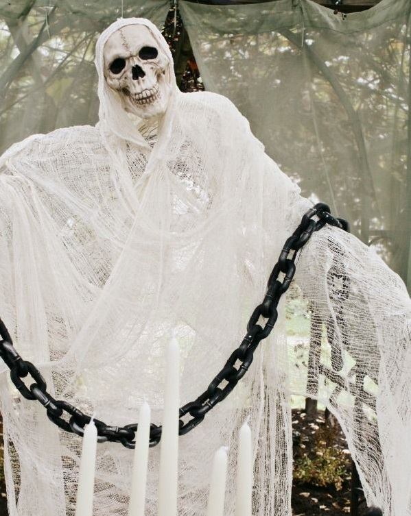 Cool outdoor decoration ideas skeleton ghost chain