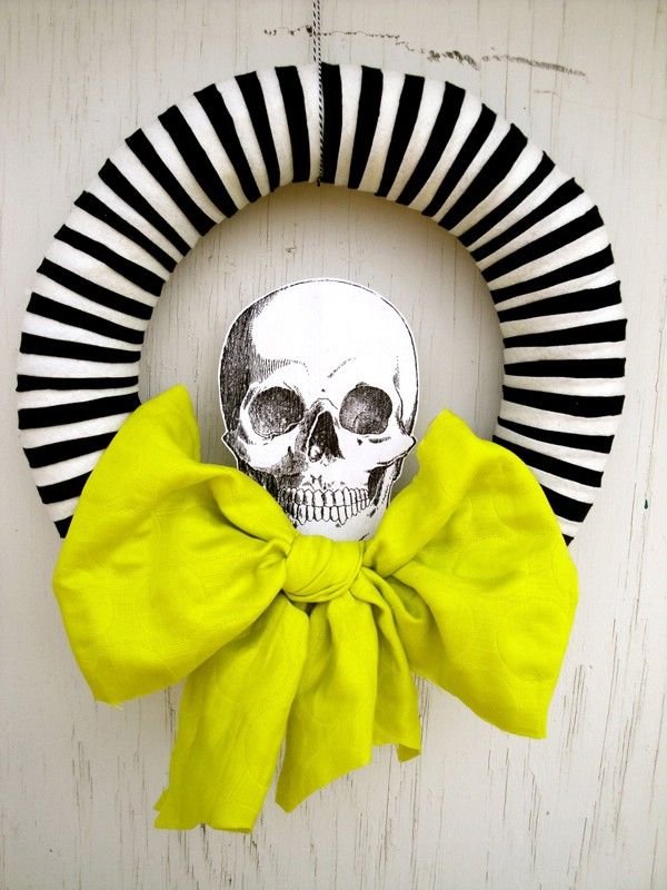 DIY -Halloween-wreaths-ideas black white wreath skull green bow