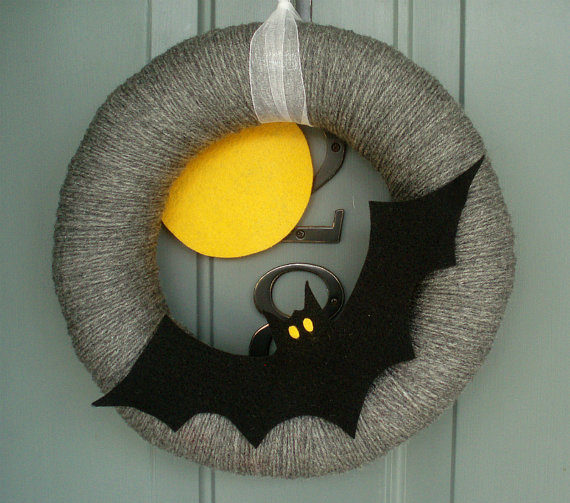 DIY-Halloween-wreaths-ideas front door decor black bat