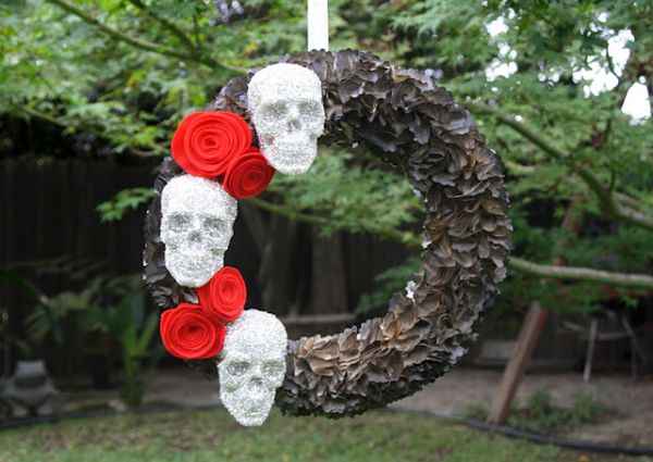 DIY-Halloween-wreaths-ideas skulls red roses