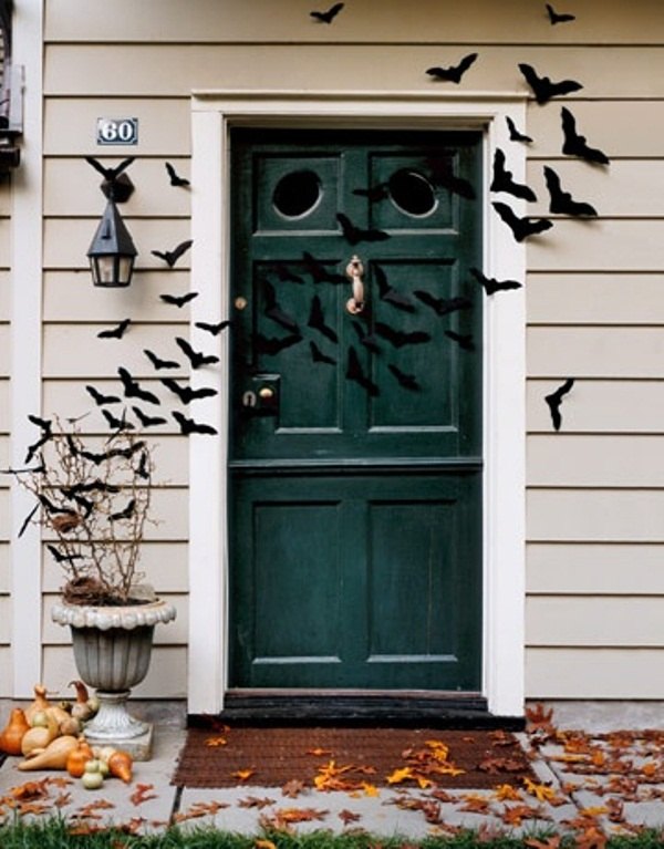 DIY-cheap-Halloween-decorations-bats-front-door-decoration