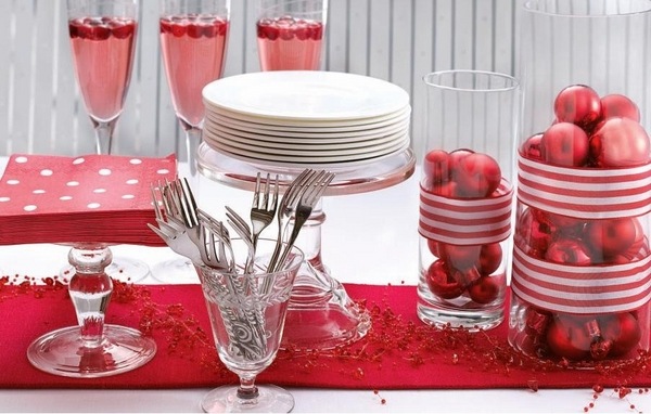 DIY christmas dining table centerpiece shiny red ball ornaments