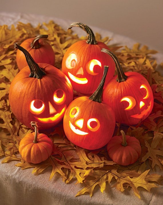 DIY-creative-Halloween-table-decorating-ideas-small-pumpkins