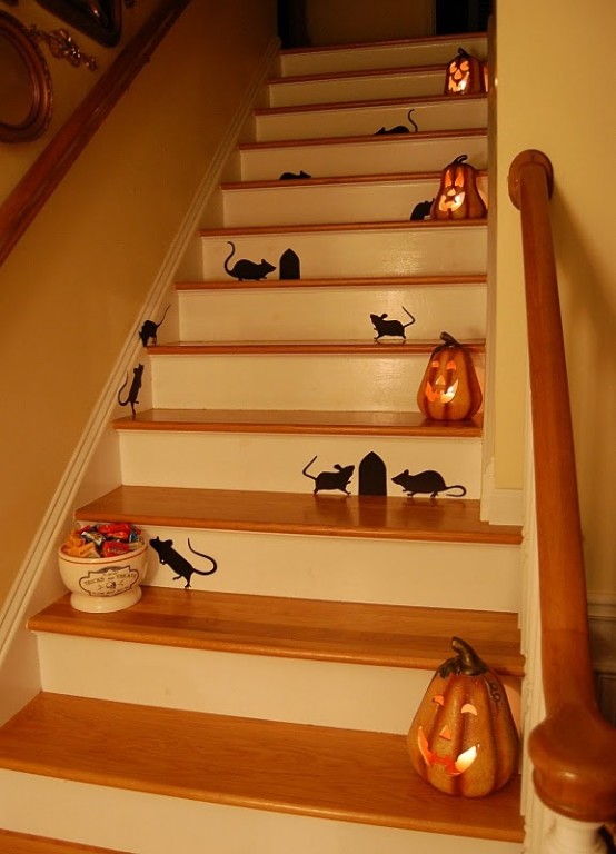 DIY-halloween-decorations-staircase interior paper mice pumpkin lanterns