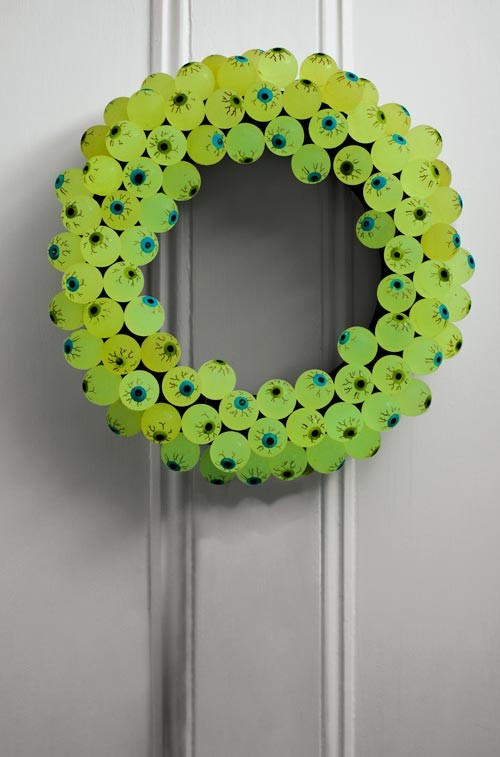 DIY-Halloween-wreaths-ideas eye balls green holiday decorating ideas