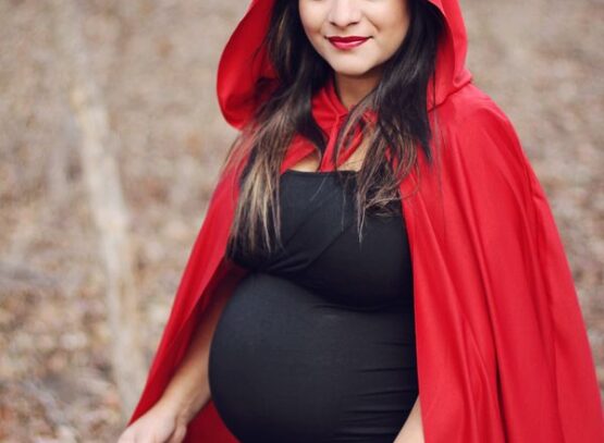 Easy-DIY-Maternity-Halloween-costumes-Little-red-riding-hood