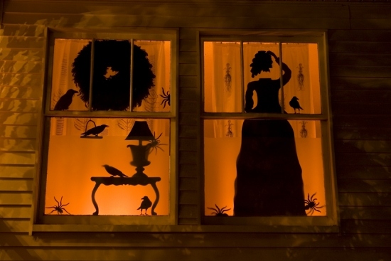 Halloween-decorating-ideas-silhouettes black witch window lighting