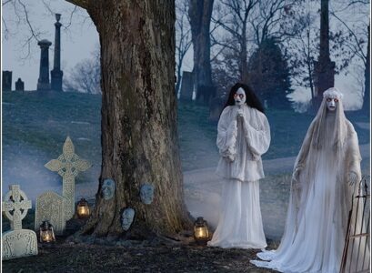 Halloween-decoration-ideas-Halloween-props-ghosts-graveyard