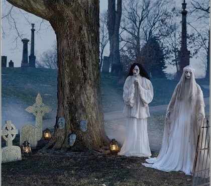 Halloween-decoration-ideas-Halloween-props-ghosts-graveyard