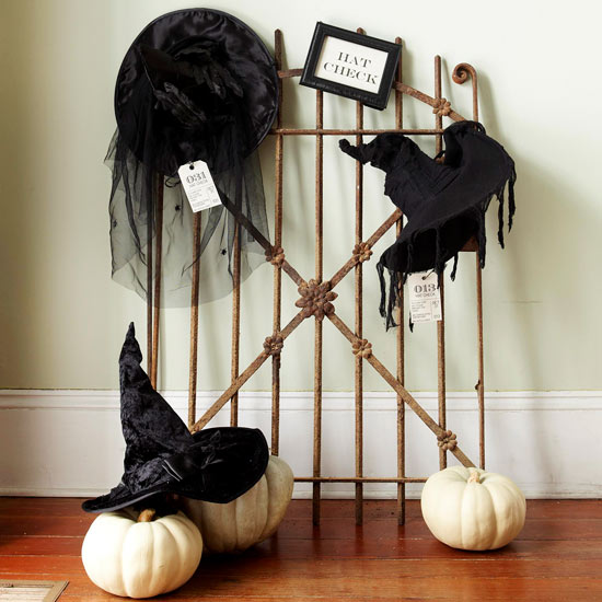 Halloween-decoration-ideas-halloween-party witch hat rusty metal fence