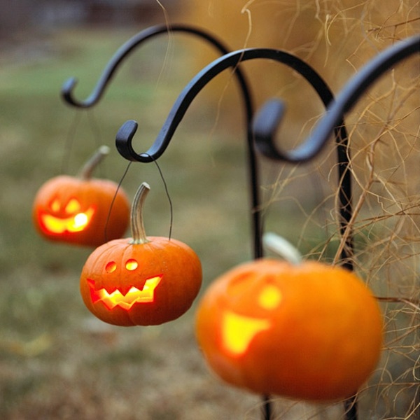 Halloween-decorations-garden path cool pumpkin lantern designs