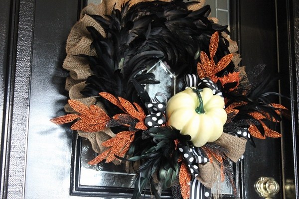 Halloween-wreaths-front-door decoration ideas mesh leaves pumpkin