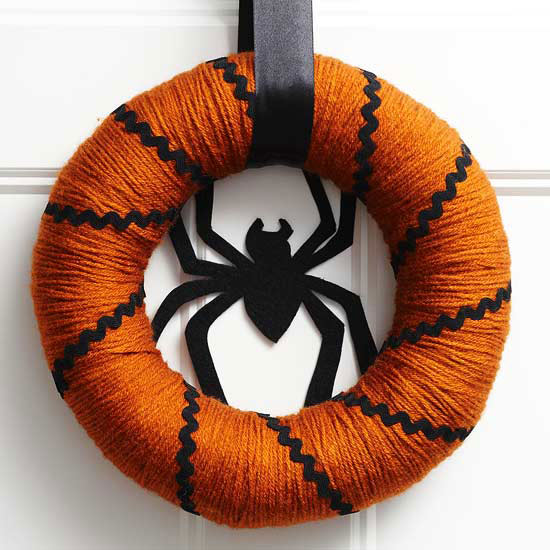 Halloween-wreaths-ideas-orange-and-black yarn spider wreath