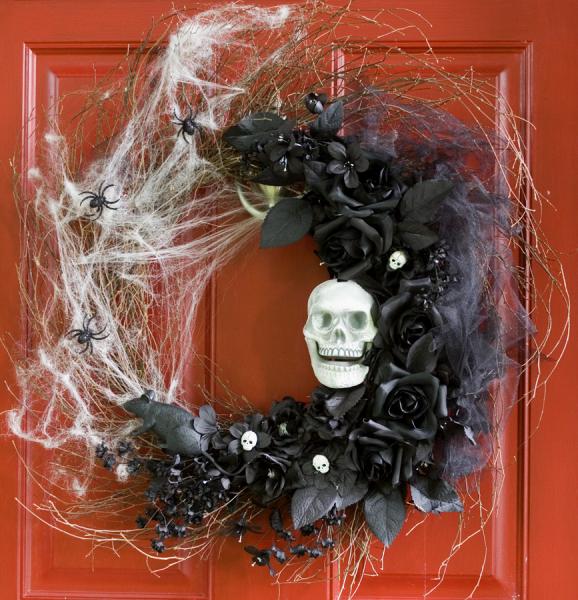 Halloween-wreaths-ideas-cobweb-black-flowers-skull