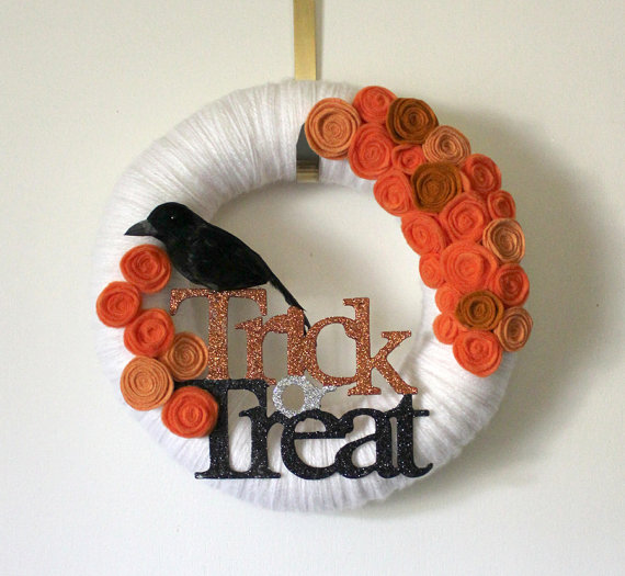Halloween-wreaths-ideas white yarn orange felt flowers 