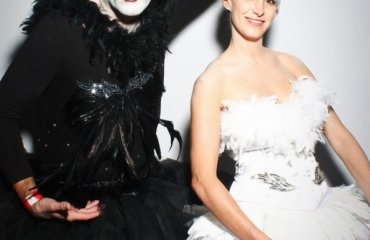 Homemade-Halloween-costumes-for-adults-c-Black-Swan-couples-Halloween-costumes