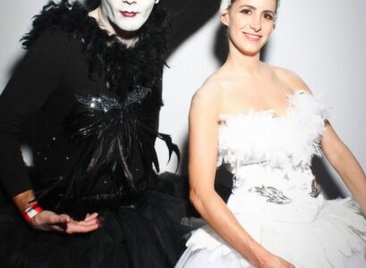 Homemade-Halloween-costumes-for-adults-c-Black-Swan-couples-Halloween-costumes
