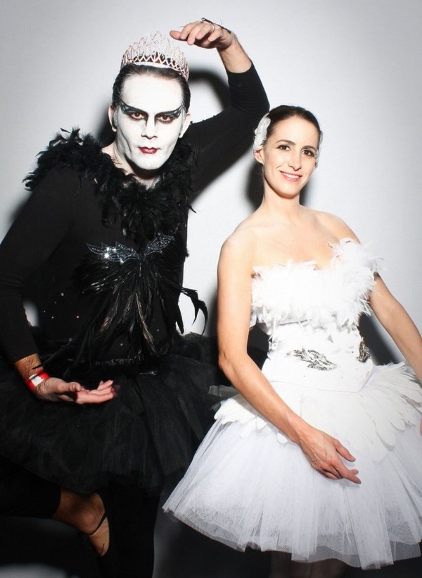 Homemade Halloween costumes for adults Black Swan couples-Halloween costumes