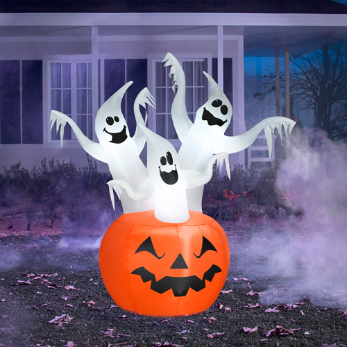 Inflatable-Halloween-ghosts-and-pumpkin-front-yard-decoration-ideas