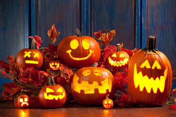 Jack o lanterns-pumpkin-carving-faces-ideas-Halloween-party-decoration
