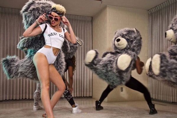 Miley-Cyrus-Halloween-Costume-famous-video