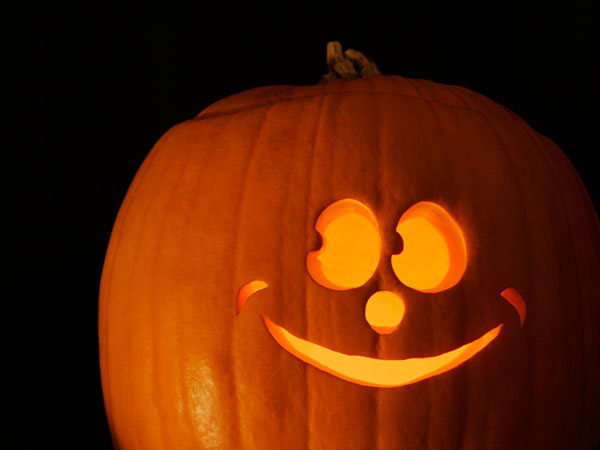 Pumpkin face smiling easy pumpkin carving ideas Halloween decor