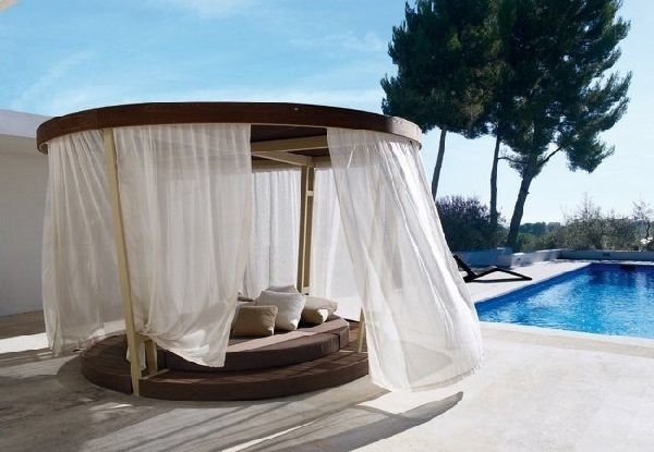 Romantic outdoor daybed with canopy patio daybed ideas pool deck