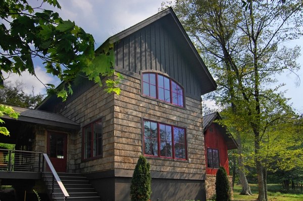 Rustic exterior mountain cottage