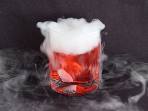 Spectacular Halloween cocktails with dry ice halloween party ideas
