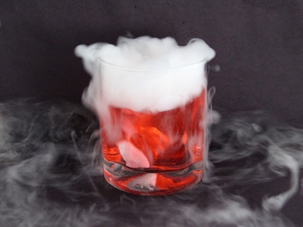 Spectacular-Halloween-cocktails-with-dry-ice-halloween-party-ideas