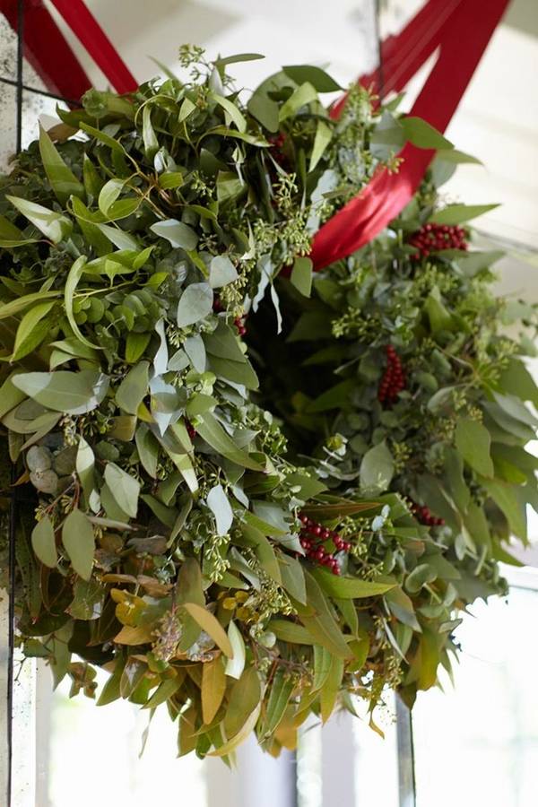 adorable fresh-christmas-wreaths-ideas-green branches berries