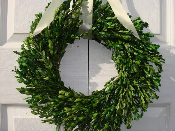 awesome-fresh-christmas-wreaths-evergreens white ribbon