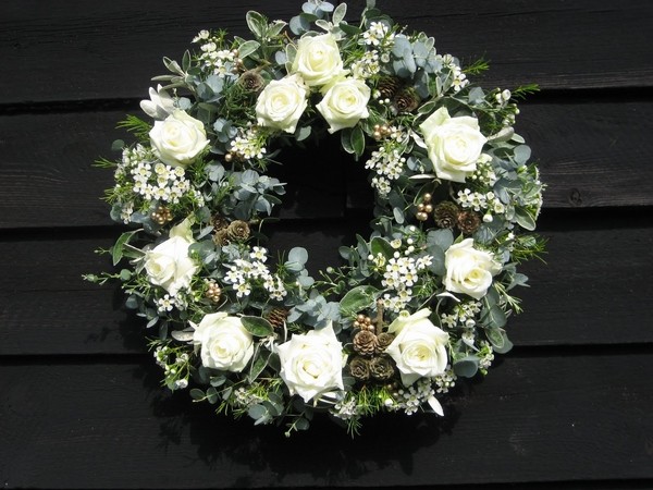 beautiful fresh christmas wreath ideas white roses pine cones