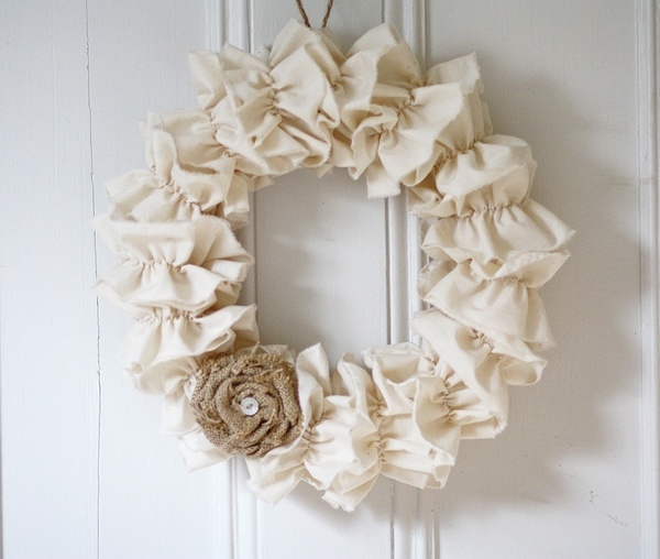 burlap-christmas-wreaths-ideas natural materials decorating ideas