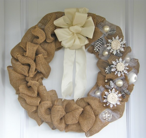 burlap -christmas-wreaths-white bow snowflakes DIY christmas wreaths ideas