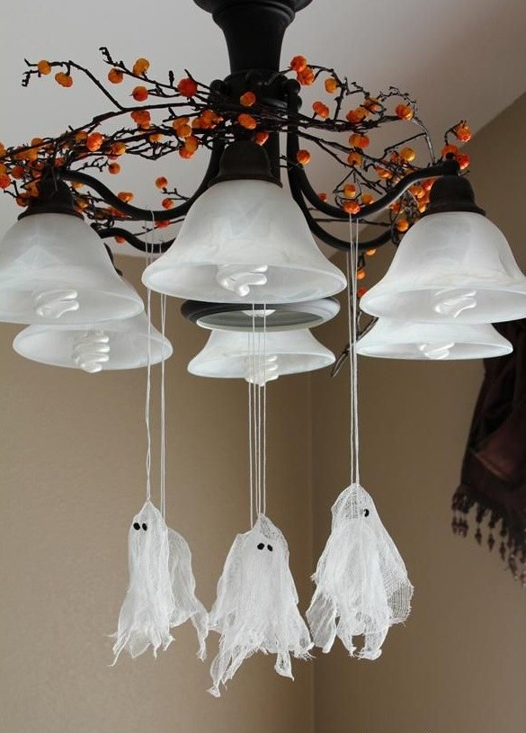 homemade-halloween-decoration-chandelier hanging ghosts