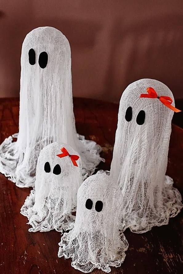 last-minute-homemade-halloween-decoration-cute-ghosts-halloween-table-decor