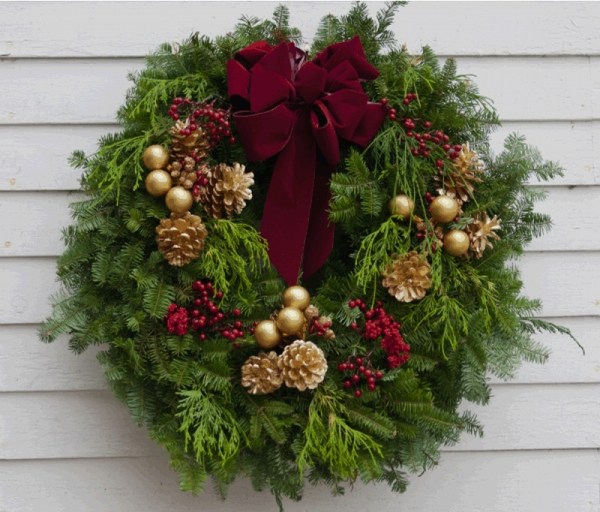 christmas decorating ideas door wreath fresh pine cones velvet bow