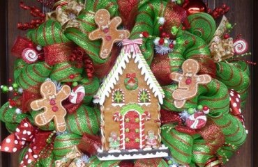 christmas-mesh-wreaths-ideas-gingerman-cookies-gingerbread-house