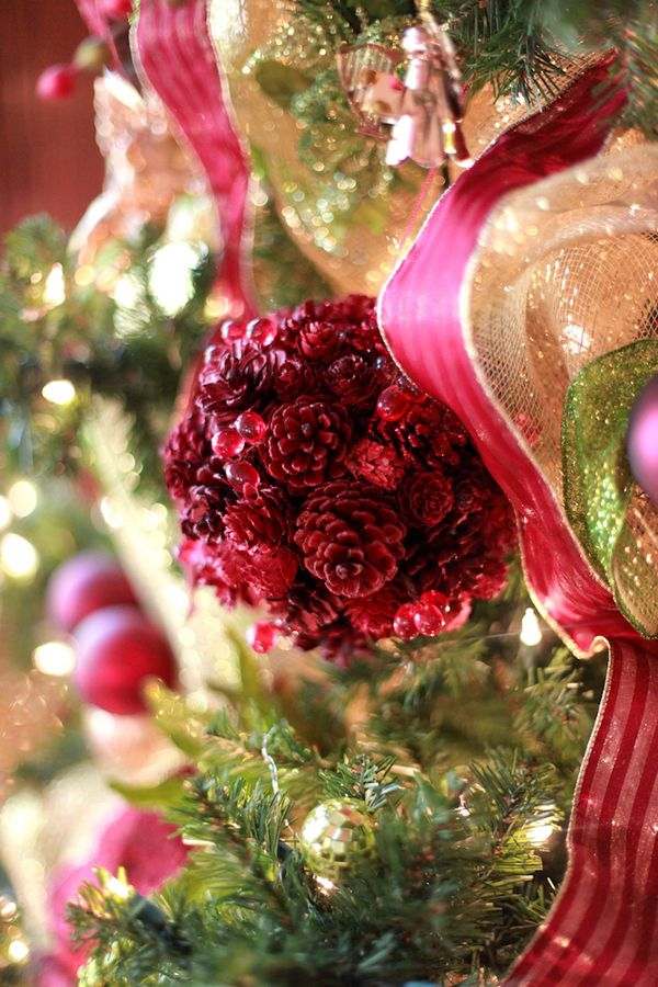 christmas tree ornaments DIY red cones ribbons decorating