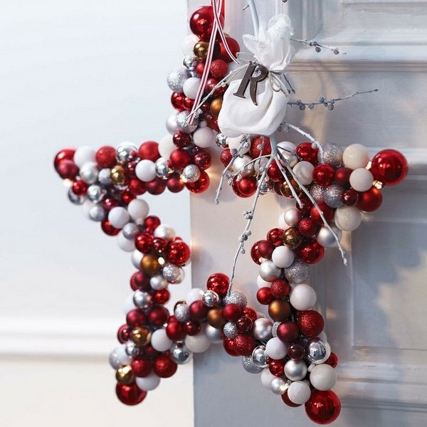 christmas-wreath-ideas-red-white-christmas-ornaments-star-shape