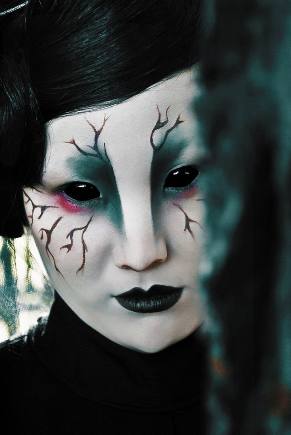 colored-contact-lenses-halloween-spooky-make-up-ideas