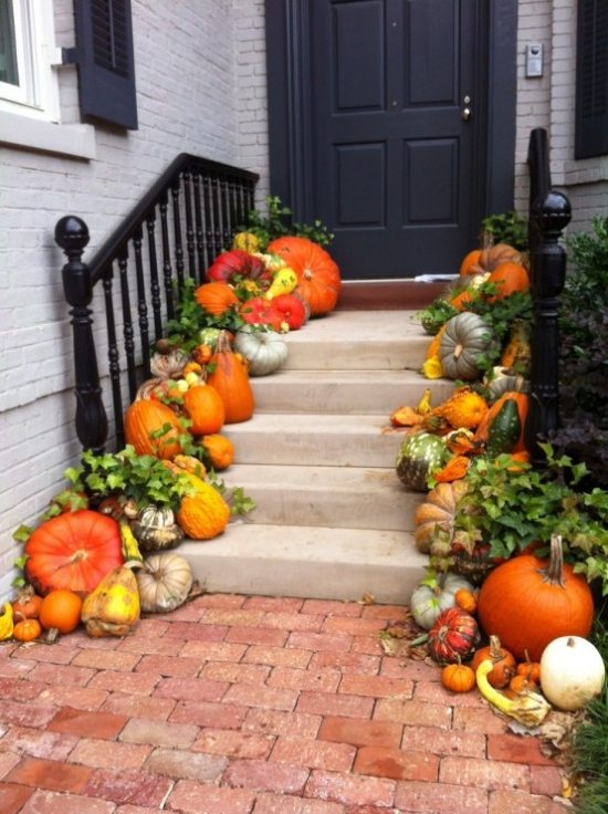 creative-halloween-decoration-house entry area pumpkins