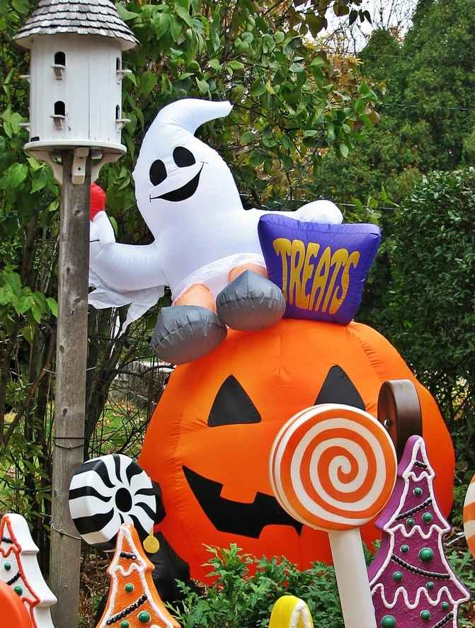 cute-halloween-inflatable-figures-Halloween-kids party decorating ideas