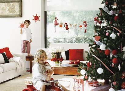 dazzling-decorated-christmas-trees-ideas-red-white-colors-modern-christmas-decoration-ideas