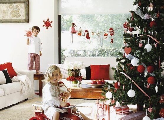 dazzling-decorated-christmas-trees-ideas-red-white-colors-modern-christmas-decoration-ideas