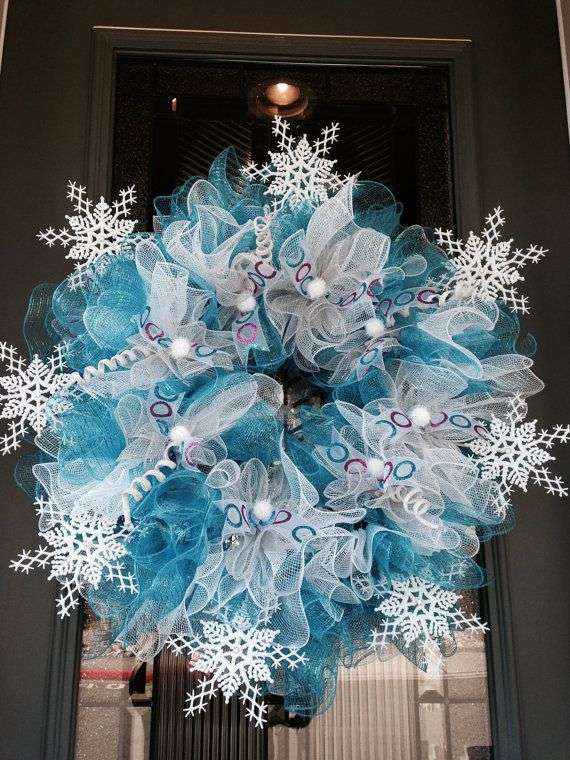 deco-mesh-christmas-wreaths-blue-white-snowflakes-home-decor-ideas