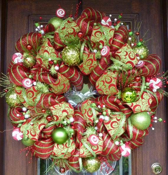 fabulous mesh-christmas-wreaths-ideas-green toys front door-decorating-ideas