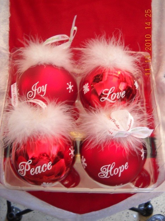 festive-christmas-decorating-ideas-red-white-christmas-ornaments-tree-decoration