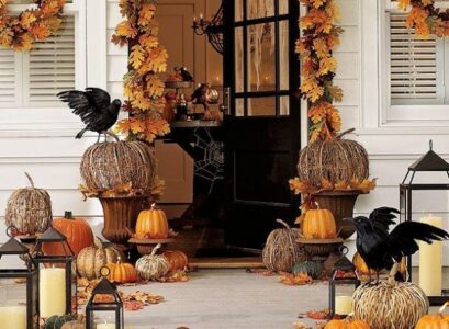 front-door-Halloween-decorations-pumpkins-crows-leaves
